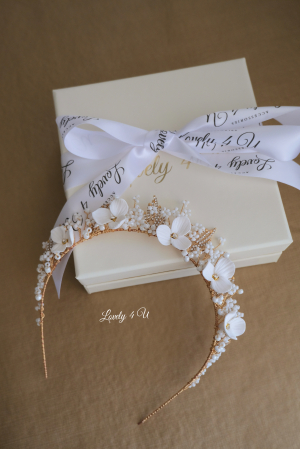 Coronita cu flori mireasa, Tiara mireasa cu flori, bijuterii mireasa, bijuterii par, bridal hairstyles, coafuri mirese, coronita mireasa, coronita printesa, de pus in par, decoratiuni par mireasa, diademe mireasa, tiara mireasa [3]