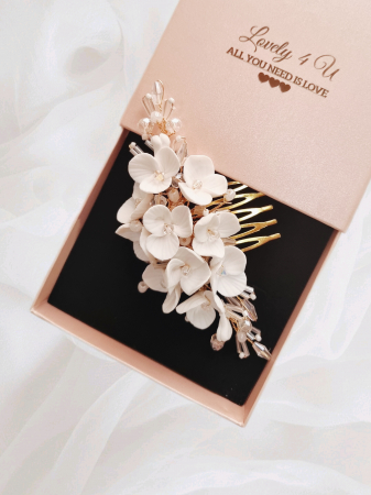 diademă mireasă handmade, diademă mireasă flori albe, pieptăn mireasă Swarovski, accesorii mireasă premium, tiară mireasă placată cu aur, diademă mireasă elegantă, pieptăn mireasă handmade, accesorii păr nuntă,  bijuterii păr mireasă, accesorii pentru mirese timisoara, magazin bijuterii mirese bucuresti, accesorii mirese cluj, [3]