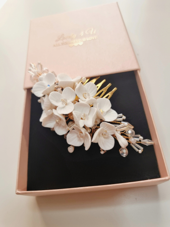 diademă mireasă handmade, diademă mireasă flori albe, pieptăn mireasă Swarovski, accesorii mireasă premium, tiară mireasă placată cu aur, diademă mireasă elegantă, pieptăn mireasă handmade, accesorii păr nuntă,  bijuterii păr mireasă, accesorii pentru mirese timisoara, magazin bijuterii mirese bucuresti, accesorii mirese cluj, [11]