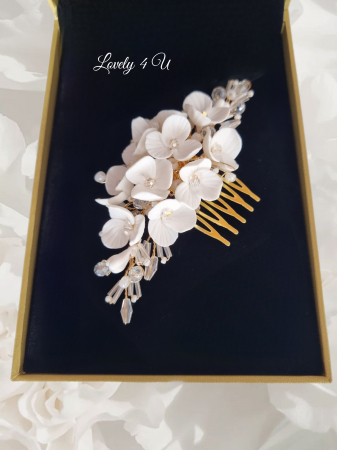diademă mireasă handmade, diademă mireasă flori albe, pieptăn mireasă Swarovski, accesorii mireasă premium, tiară mireasă placată cu aur, diademă mireasă elegantă, pieptăn mireasă handmade, accesorii păr nuntă,  bijuterii păr mireasă, accesorii pentru mirese timisoara, magazin bijuterii mirese bucuresti, accesorii mirese cluj, [1]