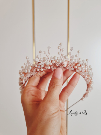 diadema mireasă, Diadema mireasă EVELYN – Coroniță handmade placată cu aur roz, Accesoriu păr mireasă EVELYN – Eleganță și rafinament, Coroniță mireasă cu perle și cristale Swarovski – Model EVELYN, Diadema EVELYN – Bijuterie handmade pentru coafura de nuntă, Accesoriu regal pentru mirese – Coroniță EVELYN placată cu aur roz, Coroniță finuță cu perle și flori metalice – Diadema EVELYN, Accesoriu păr premium pentru mirese – Model EVELYN handmade, Diadema de lux EVELYN – Design sofisticat și strălucitor, Bijuterii mireasă Lovely 4 U – Coroniță EVELYN, Accesoriu personalizabil mireasă – Diadema EVELYN Rose Gold,coroniță mireasă, accesoriu păr mireasă, diadema handmade, bijuterii mireasă, diadema cu perle, coroniță cu cristale Swarovski, accesoriu elegant mireasă, bijuterii nuntă, coroniță finuță, diademă placată cu aur roz, coroniță cu flori modelate manual, accesoriu păr sofisticat, bijuterii handmade România, diadema romantică, coroniță mireasă cu perle și cristale, accesoriu regal mireasă, accesorii premium mireasă, bijuterii placate cu aur roz, coroniță personalizată, accesoriu mireasă stil boho, diademă elegantă, accesoriu păr nuntă, bijuterii de lux mireasă, coroniță mireasă vintage, coroniță mireasă minimalistă, accesoriu păr pentru evenimente speciale, accesorii mireasă handmade, accesoriu păr rafinat, coroniță mireasă florală, bijuterii sofisticate mireasă, accesoriu mireasă delicat și feminin, coroniță mireasă aur roz, accesoriu păr mireasă exclusivist. [4]