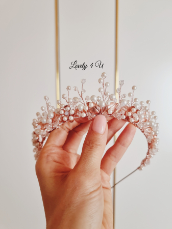 diadema mireasă, Diadema mireasă EVELYN – Coroniță handmade placată cu aur roz, Accesoriu păr mireasă EVELYN – Eleganță și rafinament, Coroniță mireasă cu perle și cristale Swarovski – Model EVELYN, Diadema EVELYN – Bijuterie handmade pentru coafura de nuntă, Accesoriu regal pentru mirese – Coroniță EVELYN placată cu aur roz, Coroniță finuță cu perle și flori metalice – Diadema EVELYN, Accesoriu păr premium pentru mirese – Model EVELYN handmade, Diadema de lux EVELYN – Design sofisticat și strălucitor, Bijuterii mireasă Lovely 4 U – Coroniță EVELYN, Accesoriu personalizabil mireasă – Diadema EVELYN Rose Gold,coroniță mireasă, accesoriu păr mireasă, diadema handmade, bijuterii mireasă, diadema cu perle, coroniță cu cristale Swarovski, accesoriu elegant mireasă, bijuterii nuntă, coroniță finuță, diademă placată cu aur roz, coroniță cu flori modelate manual, accesoriu păr sofisticat, bijuterii handmade România, diadema romantică, coroniță mireasă cu perle și cristale, accesoriu regal mireasă, accesorii premium mireasă, bijuterii placate cu aur roz, coroniță personalizată, accesoriu mireasă stil boho, diademă elegantă, accesoriu păr nuntă, bijuterii de lux mireasă, coroniță mireasă vintage, coroniță mireasă minimalistă, accesoriu păr pentru evenimente speciale, accesorii mireasă handmade, accesoriu păr rafinat, coroniță mireasă florală, bijuterii sofisticate mireasă, accesoriu mireasă delicat și feminin, coroniță mireasă aur roz, accesoriu păr mireasă exclusivist. [1]