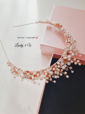 diadema mireasă, Diadema mireasă EVELYN – Coroniță handmade placată cu aur roz, Accesoriu păr mireasă EVELYN – Eleganță și rafinament, Coroniță mireasă cu perle și cristale Swarovski – Model EVELYN, Diadema EVELYN – Bijuterie handmade pentru coafura de nuntă, Accesoriu regal pentru mirese – Coroniță EVELYN placată cu aur roz, Coroniță finuță cu perle și flori metalice – Diadema EVELYN, Accesoriu păr premium pentru mirese – Model EVELYN handmade, Diadema de lux EVELYN – Design sofisticat și strălucitor, Bijuterii mireasă Lovely 4 U – Coroniță EVELYN, Accesoriu personalizabil mireasă – Diadema EVELYN Rose Gold,coroniță mireasă, accesoriu păr mireasă, diadema handmade, bijuterii mireasă, diadema cu perle, coroniță cu cristale Swarovski, accesoriu elegant mireasă, bijuterii nuntă, coroniță finuță, diademă placată cu aur roz, coroniță cu flori modelate manual, accesoriu păr sofisticat, bijuterii handmade România, diadema romantică, coroniță mireasă cu perle și cristale, accesoriu regal mireasă, accesorii premium mireasă, bijuterii placate cu aur roz, coroniță personalizată, accesoriu mireasă stil boho, diademă elegantă, accesoriu păr nuntă, bijuterii de lux mireasă, coroniță mireasă vintage, coroniță mireasă minimalistă, accesoriu păr pentru evenimente speciale, accesorii mireasă handmade, accesoriu păr rafinat, coroniță mireasă florală, bijuterii sofisticate mireasă, accesoriu mireasă delicat și feminin, coroniță mireasă aur roz, accesoriu păr mireasă exclusivist.