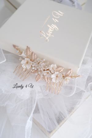diadema swarovski, accesoriu auriu mireasa, accesoriu pentru par,  flori cires, pieptan mic cu frunze, accesoriu mic cu perle, accesorii de par mireasa, diadema de par mireasa cu flori, diadema aurie, accesorii mireasa timisoara, accesorii mireasa cluj, diadema mireasa lovely 4 u, diadema SI cercei mireasa, set accesorii nunta,  ACCESORII LOVELY 4 U, AGRAFE PAR MIREASA, AGRAFE CU FLORI MIREASA, PIN COC MIREASA, AGRAFE MIREASA, ACCESORII CU FLORI MIREASĂ, SET AGRAFE MIREASA, ACCESORII DE PĂR MIREASĂ, BIJUTERII MIREASA,   accesorii de lux mireasa, [3]