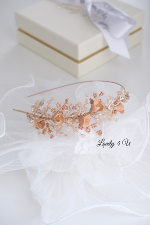 coroniță mireasă aurie, coroniță handmade nuntă, accesoriu păr mireasă, diademă cu flori, coroniță placată cu aur, coroniță asimetrică, coroniță eveniment elegant, coroniță romantică, coroniță cununie civilă, bijuterie păr mireasă, coroniță handmade România, Lovely 4 U, coroniță flori cristale, coroniță păr cu pietre, bentita mireasă unicat, accesoriu de păr handmade, coronita mireasa boho chic, coronita aurie nunta, [3]