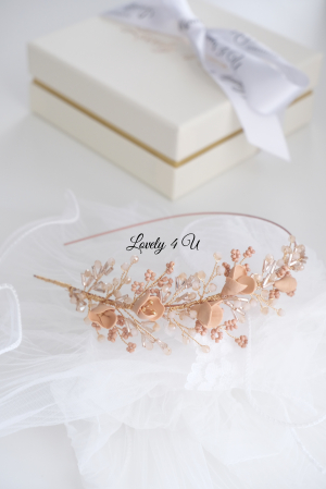 coroniță mireasă aurie, coroniță handmade nuntă, accesoriu păr mireasă, diademă cu flori, coroniță placată cu aur, coroniță asimetrică, coroniță eveniment elegant, coroniță romantică, coroniță cununie civilă, bijuterie păr mireasă, coroniță handmade România, Lovely 4 U, coroniță flori cristale, coroniță păr cu pietre, bentita mireasă unicat, accesoriu de păr handmade, coronita mireasa boho chic, coronita aurie nunta, [1]