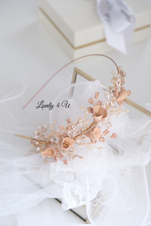 coroniță mireasă aurie, coroniță handmade nuntă, accesoriu păr mireasă, diademă cu flori, coroniță placată cu aur, coroniță asimetrică, coroniță eveniment elegant, coroniță romantică, coroniță cununie civilă, bijuterie păr mireasă, coroniță handmade România, Lovely 4 U, coroniță flori cristale, coroniță păr cu pietre, bentita mireasă unicat, accesoriu de păr handmade, coronita mireasa boho chic, coronita aurie nunta, [2]