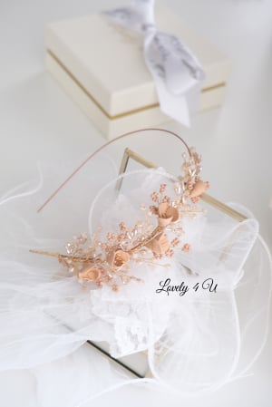 REDUCERI SI LICHIDARE STOC - coroniță mireasă aurie, coroniță handmade nuntă, accesoriu păr mireasă, diademă cu flori, coroniță placată cu aur, coroniță asimetrică, coroniță eveniment elegant, coroniță romantică, coroniță cununie civilă, bijuterie păr mireasă, coroniță handmade România, Lovely 4 U, coroniță flori cristale, coroniță păr cu pietre, bentita mireasă unicat, accesoriu de păr handmade, coronita mireasa boho chic, coronita aurie nunta,