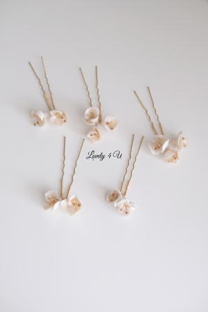 accesorii lovely 4 u, agrafe cu perle pentru mireasa, agrafe cu flori coc mireasa, agrafe cu flori si perle alungite, agrafe cu perle coc mireasa, agrafe aurii, set agrfe par, Accesoriu mic mireasa, diadema cu flori,  acceoriu mireasa, agrafe cu flori mireasa, agrafe mireasa, diadema cu flori mireasa, diadema mireasa, coafuri mireasa bucuresti,  coafuri mireasa cluj, pini cu flori mireasa, pini mireasa, coc mireasa cu diadema [1]
