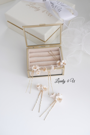 accesorii lovely 4 u, agrafe cu perle pentru mireasa, agrafe cu flori coc mireasa, agrafe cu flori si perle alungite, agrafe cu perle coc mireasa, agrafe aurii, set agrfe par, Accesoriu mic mireasa, diadema cu flori,  acceoriu mireasa, agrafe cu flori mireasa, agrafe mireasa, diadema cu flori mireasa, diadema mireasa, coafuri mireasa bucuresti,  coafuri mireasa cluj, pini cu flori mireasa, pini mireasa, coc mireasa cu diadema [5]