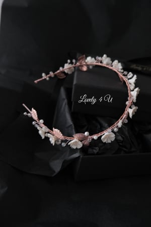 coronita mireasa, diadema mireasa, tiara cu frunze aurii, TIARA MIREASA, tiara nunta, accesorii LOVELY 4 U, Coroniță dubla mireasă, coronita cu Swarovski, coronita mireasă, tiară mireasa, diadema mireasa, coronita cu Swarovski, coronita de lux mireasă, Diadema rose gold de lux mireasă, frunze rose gold, flori, cristale swarovski, tiara aur roz, accesorii premium, mireasa 2024, bijuterii mireasa, accesorii Lovely 4 U, [2]
