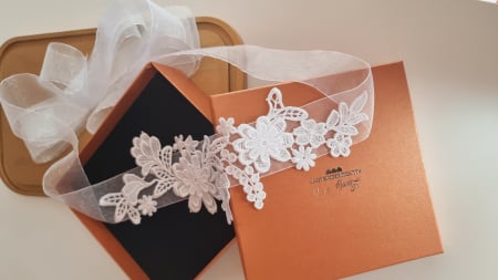 esarfa dezgatitul miresei, esarfa mireasa, esarfa alba dantela, esarfa traditionala mireasa, esarfa handmade mireasa, accesorii dezgatit mireasa, cordon mireasa alb, esarfa mireasa organza, esarfa eleganta mireasa, esarfa dantela mireasa Romania, funda dezgatitul miresei, esarfa de traditie mireasa, brâu mireasa alb, accesoriu mireasa handmade, esarfa mireasa Lovely 4 U, [2]