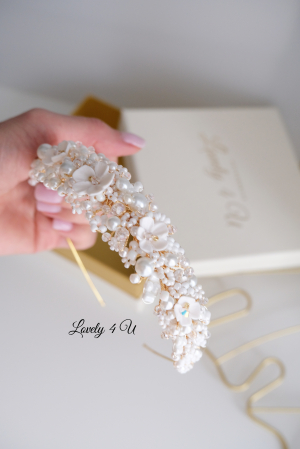 ACCESORII LOVELY 4 U, CORONITA PAR MIREASA, diadema mireasă, coroniță mireasă, accesoriu păr mireasă, coroniță handmade, bijuterii mireasă, diadema cu perle, coroniță cu cristale Swarovski, accesoriu elegant mireasă, bijuterii nuntă, coroniță finuță, diademă placată cu aur, coroniță cu flori modelate manual, accesoriu păr sofisticat, bijuterii handmade România, diadema romantică, coroniță mireasă cu perle și cristale, accesoriu regal mireasă, accesorii premium mireasă, bijuterii placate cu argint 925, coroniță personalizată, accesoriu mireasă stil boho, diademă elegantă, accesoriu păr nuntă, bijuterii de lux mireasă, coroniță mireasă vintage, coroniță mireasă minimalistă, accesoriu păr pentru evenimente speciale, accesorii mireasă handmade, accesoriu păr rafinat, coroniță mireasă florală, bijuterii sofisticate mireasă, accesoriu mireasă delicat și feminin.accesoriu auriu mireasa, accesoriu pentru par, coronita aurie, coronita mireasa, diadema mireasa, tiara cu frunze aurii, TIARA MIREASA, tiara nunta, accesorii LOVELY 4 U, Coronita de lux, mireasa 2024, coronita cu perle mireasa, coroana mireasa, coronita inalta mireasa, coronita premium, coronite de par pentru mirese,CORONITA CU FLORI MIREASA, DIADEMA MIREASA, TIARA MIREASA, ACCESORII CU FLORI MIREASĂ, SET AGRAFE MIREASA, ACCESORII DE PĂR MIREASĂ,  LOVELY 4 U , Set bijuterii mireasa, Set bijuterii mireasa perle, [27]