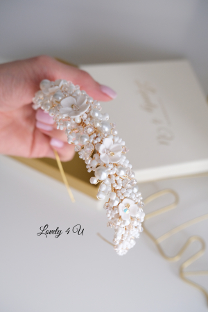 ACCESORII LOVELY 4 U, CORONITA PAR MIREASA, diadema mireasă, coroniță mireasă, accesoriu păr mireasă, coroniță handmade, bijuterii mireasă, diadema cu perle, coroniță cu cristale Swarovski, accesoriu elegant mireasă, bijuterii nuntă, coroniță finuță, diademă placată cu aur, coroniță cu flori modelate manual, accesoriu păr sofisticat, bijuterii handmade România, diadema romantică, coroniță mireasă cu perle și cristale, accesoriu regal mireasă, accesorii premium mireasă, bijuterii placate cu argint 925, coroniță personalizată, accesoriu mireasă stil boho, diademă elegantă, accesoriu păr nuntă, bijuterii de lux mireasă, coroniță mireasă vintage, coroniță mireasă minimalistă, accesoriu păr pentru evenimente speciale, accesorii mireasă handmade, accesoriu păr rafinat, coroniță mireasă florală, bijuterii sofisticate mireasă, accesoriu mireasă delicat și feminin.accesoriu auriu mireasa, accesoriu pentru par, coronita aurie, coronita mireasa, diadema mireasa, tiara cu frunze aurii, TIARA MIREASA, tiara nunta, accesorii LOVELY 4 U, Coronita de lux, mireasa 2024, coronita cu perle mireasa, coroana mireasa, coronita inalta mireasa, coronita premium, coronite de par pentru mirese,CORONITA CU FLORI MIREASA, DIADEMA MIREASA, TIARA MIREASA, ACCESORII CU FLORI MIREASĂ, SET AGRAFE MIREASA, ACCESORII DE PĂR MIREASĂ,  LOVELY 4 U , Set bijuterii mireasa, Set bijuterii mireasa perle, [26]