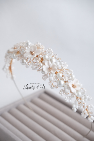 ACCESORII LOVELY 4 U, CORONITA PAR MIREASA, diadema mireasă, coroniță mireasă, accesoriu păr mireasă, coroniță handmade, bijuterii mireasă, diadema cu perle, coroniță cu cristale Swarovski, accesoriu elegant mireasă, bijuterii nuntă, coroniță finuță, diademă placată cu aur, coroniță cu flori modelate manual, accesoriu păr sofisticat, bijuterii handmade România, diadema romantică, coroniță mireasă cu perle și cristale, accesoriu regal mireasă, accesorii premium mireasă, bijuterii placate cu argint 925, coroniță personalizată, accesoriu mireasă stil boho, diademă elegantă, accesoriu păr nuntă, bijuterii de lux mireasă, coroniță mireasă vintage, coroniță mireasă minimalistă, accesoriu păr pentru evenimente speciale, accesorii mireasă handmade, accesoriu păr rafinat, coroniță mireasă florală, bijuterii sofisticate mireasă, accesoriu mireasă delicat și feminin.accesoriu auriu mireasa, accesoriu pentru par, coronita aurie, coronita mireasa, diadema mireasa, tiara cu frunze aurii, TIARA MIREASA, tiara nunta, accesorii LOVELY 4 U, Coronita de lux, mireasa 2024, coronita cu perle mireasa, coroana mireasa, coronita inalta mireasa, coronita premium, coronite de par pentru mirese,CORONITA CU FLORI MIREASA, DIADEMA MIREASA, TIARA MIREASA, ACCESORII CU FLORI MIREASĂ, SET AGRAFE MIREASA, ACCESORII DE PĂR MIREASĂ,  LOVELY 4 U , Set bijuterii mireasa, Set bijuterii mireasa perle, [12]