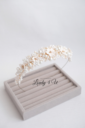 ACCESORII LOVELY 4 U, CORONITA PAR MIREASA, diadema mireasă, coroniță mireasă, accesoriu păr mireasă, coroniță handmade, bijuterii mireasă, diadema cu perle, coroniță cu cristale Swarovski, accesoriu elegant mireasă, bijuterii nuntă, coroniță finuță, diademă placată cu aur, coroniță cu flori modelate manual, accesoriu păr sofisticat, bijuterii handmade România, diadema romantică, coroniță mireasă cu perle și cristale, accesoriu regal mireasă, accesorii premium mireasă, bijuterii placate cu argint 925, coroniță personalizată, accesoriu mireasă stil boho, diademă elegantă, accesoriu păr nuntă, bijuterii de lux mireasă, coroniță mireasă vintage, coroniță mireasă minimalistă, accesoriu păr pentru evenimente speciale, accesorii mireasă handmade, accesoriu păr rafinat, coroniță mireasă florală, bijuterii sofisticate mireasă, accesoriu mireasă delicat și feminin.accesoriu auriu mireasa, accesoriu pentru par, coronita aurie, coronita mireasa, diadema mireasa, tiara cu frunze aurii, TIARA MIREASA, tiara nunta, accesorii LOVELY 4 U, Coronita de lux, mireasa 2024, coronita cu perle mireasa, coroana mireasa, coronita inalta mireasa, coronita premium, coronite de par pentru mirese,CORONITA CU FLORI MIREASA, DIADEMA MIREASA, TIARA MIREASA, ACCESORII CU FLORI MIREASĂ, SET AGRAFE MIREASA, ACCESORII DE PĂR MIREASĂ,  LOVELY 4 U , Set bijuterii mireasa, Set bijuterii mireasa perle, [15]