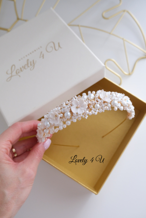 ACCESORII LOVELY 4 U, CORONITA PAR MIREASA, diadema mireasă, coroniță mireasă, accesoriu păr mireasă, coroniță handmade, bijuterii mireasă, diadema cu perle, coroniță cu cristale Swarovski, accesoriu elegant mireasă, bijuterii nuntă, coroniță finuță, diademă placată cu aur, coroniță cu flori modelate manual, accesoriu păr sofisticat, bijuterii handmade România, diadema romantică, coroniță mireasă cu perle și cristale, accesoriu regal mireasă, accesorii premium mireasă, bijuterii placate cu argint 925, coroniță personalizată, accesoriu mireasă stil boho, diademă elegantă, accesoriu păr nuntă, bijuterii de lux mireasă, coroniță mireasă vintage, coroniță mireasă minimalistă, accesoriu păr pentru evenimente speciale, accesorii mireasă handmade, accesoriu păr rafinat, coroniță mireasă florală, bijuterii sofisticate mireasă, accesoriu mireasă delicat și feminin.accesoriu auriu mireasa, accesoriu pentru par, coronita aurie, coronita mireasa, diadema mireasa, tiara cu frunze aurii, TIARA MIREASA, tiara nunta, accesorii LOVELY 4 U, Coronita de lux, mireasa 2024, coronita cu perle mireasa, coroana mireasa, coronita inalta mireasa, coronita premium, coronite de par pentru mirese,CORONITA CU FLORI MIREASA, DIADEMA MIREASA, TIARA MIREASA, ACCESORII CU FLORI MIREASĂ, SET AGRAFE MIREASA, ACCESORII DE PĂR MIREASĂ,  LOVELY 4 U , Set bijuterii mireasa, Set bijuterii mireasa perle, [25]