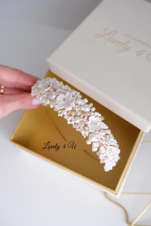 ACCESORII LOVELY 4 U, CORONITA PAR MIREASA, diadema mireasă, coroniță mireasă, accesoriu păr mireasă, coroniță handmade, bijuterii mireasă, diadema cu perle, coroniță cu cristale Swarovski, accesoriu elegant mireasă, bijuterii nuntă, coroniță finuță, diademă placată cu aur, coroniță cu flori modelate manual, accesoriu păr sofisticat, bijuterii handmade România, diadema romantică, coroniță mireasă cu perle și cristale, accesoriu regal mireasă, accesorii premium mireasă, bijuterii placate cu argint 925, coroniță personalizată, accesoriu mireasă stil boho, diademă elegantă, accesoriu păr nuntă, bijuterii de lux mireasă, coroniță mireasă vintage, coroniță mireasă minimalistă, accesoriu păr pentru evenimente speciale, accesorii mireasă handmade, accesoriu păr rafinat, coroniță mireasă florală, bijuterii sofisticate mireasă, accesoriu mireasă delicat și feminin.accesoriu auriu mireasa, accesoriu pentru par, coronita aurie, coronita mireasa, diadema mireasa, tiara cu frunze aurii, TIARA MIREASA, tiara nunta, accesorii LOVELY 4 U, Coronita de lux, mireasa 2024, coronita cu perle mireasa, coroana mireasa, coronita inalta mireasa, coronita premium, coronite de par pentru mirese,CORONITA CU FLORI MIREASA, DIADEMA MIREASA, TIARA MIREASA, ACCESORII CU FLORI MIREASĂ, SET AGRAFE MIREASA, ACCESORII DE PĂR MIREASĂ,  LOVELY 4 U , Set bijuterii mireasa, Set bijuterii mireasa perle, [24]