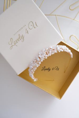 ACCESORII LOVELY 4 U, CORONITA PAR MIREASA, diadema mireasă, coroniță mireasă, accesoriu păr mireasă, coroniță handmade, bijuterii mireasă, diadema cu perle, coroniță cu cristale Swarovski, accesoriu elegant mireasă, bijuterii nuntă, coroniță finuță, diademă placată cu aur, coroniță cu flori modelate manual, accesoriu păr sofisticat, bijuterii handmade România, diadema romantică, coroniță mireasă cu perle și cristale, accesoriu regal mireasă, accesorii premium mireasă, bijuterii placate cu argint 925, coroniță personalizată, accesoriu mireasă stil boho, diademă elegantă, accesoriu păr nuntă, bijuterii de lux mireasă, coroniță mireasă vintage, coroniță mireasă minimalistă, accesoriu păr pentru evenimente speciale, accesorii mireasă handmade, accesoriu păr rafinat, coroniță mireasă florală, bijuterii sofisticate mireasă, accesoriu mireasă delicat și feminin.accesoriu auriu mireasa, accesoriu pentru par, coronita aurie, coronita mireasa, diadema mireasa, tiara cu frunze aurii, TIARA MIREASA, tiara nunta, accesorii LOVELY 4 U, Coronita de lux, mireasa 2024, coronita cu perle mireasa, coroana mireasa, coronita inalta mireasa, coronita premium, coronite de par pentru mirese,CORONITA CU FLORI MIREASA, DIADEMA MIREASA, TIARA MIREASA, ACCESORII CU FLORI MIREASĂ, SET AGRAFE MIREASA, ACCESORII DE PĂR MIREASĂ,  LOVELY 4 U , Set bijuterii mireasa, Set bijuterii mireasa perle, [23]