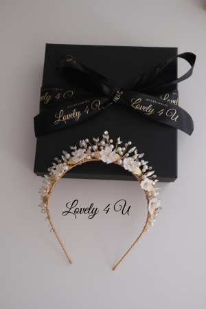 Coronita de lux, Coronita mireasa, Coronita  cu perle. Coronita mireasa cu perle, Accesorii mireasa, Coronita mireasa cu flori, Diadema mireasa, Tiara mireasa, Bijuterii mireasa de lux, Accesorii Lovely 4 U, lovely4u.ro, accesoriu auriu mireasa, accesoriu pentru par, coronita aurie, coronita mireasa, diadema mireasa, tiara cu frunze aurii, TIARA MIREASA, tiara nunta, accesorii LOVELY 4 U, Coronita de lux, mireasa 2024, coronita cu perle mireasa, coroana mireasa, coronita inalta mireasa, coronita premium, coronite de par pentru mirese [2]
