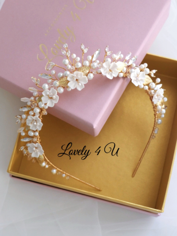 Coronita de lux, Coronita mireasa, Coronita  cu perle. Coronita mireasa cu perle, Accesorii mireasa, Coronita mireasa cu flori, Diadema mireasa, Tiara mireasa, Bijuterii mireasa de lux, Accesorii Lovely 4 U, lovely4u.ro, accesoriu auriu mireasa, accesoriu pentru par, coronita aurie, coronita mireasa, diadema mireasa, tiara cu frunze aurii, TIARA MIREASA, tiara nunta, accesorii LOVELY 4 U, Coronita de lux, mireasa 2024, coronita cu perle mireasa, coroana mireasa, coronita inalta mireasa, coronita premium, coronite de par pentru mirese [13]