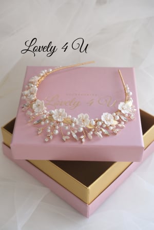 SWAROVSKI - Coronita de lux, Coronita mireasa, Coronita  cu perle. Coronita mireasa cu perle, Accesorii mireasa, Coronita mireasa cu flori, Diadema mireasa, Tiara mireasa, Bijuterii mireasa de lux, Accesorii Lovely 4 U, lovely4u.ro, accesoriu auriu mireasa, accesoriu pentru par, coronita aurie, coronita mireasa, diadema mireasa, tiara cu frunze aurii, TIARA MIREASA, tiara nunta, accesorii LOVELY 4 U, Coronita de lux, mireasa 2024, coronita cu perle mireasa, coroana mireasa, coronita inalta mireasa, coronita premium, coronite de par pentru mirese
