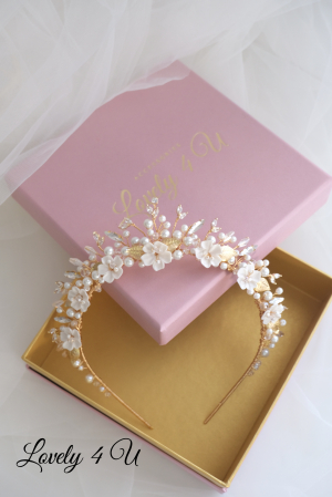 Coronita de lux, Coronita mireasa, Coronita  cu perle. Coronita mireasa cu perle, Accesorii mireasa, Coronita mireasa cu flori, Diadema mireasa, Tiara mireasa, Bijuterii mireasa de lux, Accesorii Lovely 4 U, lovely4u.ro, accesoriu auriu mireasa, accesoriu pentru par, coronita aurie, coronita mireasa, diadema mireasa, tiara cu frunze aurii, TIARA MIREASA, tiara nunta, accesorii LOVELY 4 U, Coronita de lux, mireasa 2024, coronita cu perle mireasa, coroana mireasa, coronita inalta mireasa, coronita premium, coronite de par pentru mirese [21]