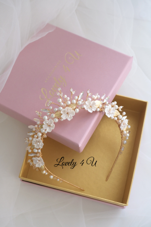 Coronita de lux, Coronita mireasa, Coronita  cu perle. Coronita mireasa cu perle, Accesorii mireasa, Coronita mireasa cu flori, Diadema mireasa, Tiara mireasa, Bijuterii mireasa de lux, Accesorii Lovely 4 U, lovely4u.ro, accesoriu auriu mireasa, accesoriu pentru par, coronita aurie, coronita mireasa, diadema mireasa, tiara cu frunze aurii, TIARA MIREASA, tiara nunta, accesorii LOVELY 4 U, Coronita de lux, mireasa 2024, coronita cu perle mireasa, coroana mireasa, coronita inalta mireasa, coronita premium, coronite de par pentru mirese [20]