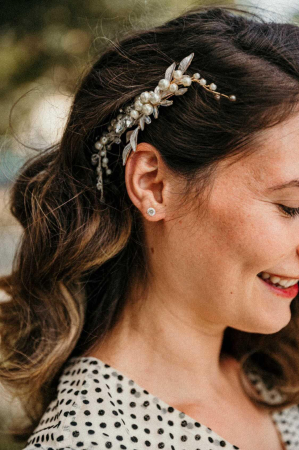 AGRAFA MIREASA, Bijuterii nunta, Coafuri mireasa, Rochii mireasa, ACCESORII DE PAR MIREASA, DIADEMA MIREASA, TIARA MIREASA, ACCESORII  NUNTA, MIREASA 2024, ACCESORII LOVELY 4 U, PIEPTAN VOAL MIREASA, ACCESORIU DE PAR mireasa cu frunze si perle, DIADEMA MIREASA CU FRUNZE, DIADEMA MIREASA CU PERLE [15]
