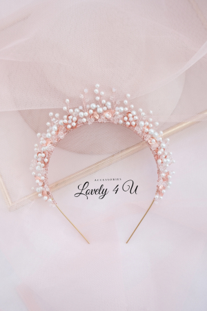 diadema mireasă, Diadema mireasă EVELYN – Coroniță handmade placată cu aur roz, Accesoriu păr mireasă EVELYN – Eleganță și rafinament, Coroniță mireasă cu perle și cristale Swarovski – Model EVELYN, Diadema EVELYN – Bijuterie handmade pentru coafura de nuntă, Accesoriu regal pentru mirese – Coroniță EVELYN placată cu aur roz, Coroniță finuță cu perle și flori metalice – Diadema EVELYN, Accesoriu păr premium pentru mirese – Model EVELYN handmade, Diadema de lux EVELYN – Design sofisticat și strălucitor, Bijuterii mireasă Lovely 4 U – Coroniță EVELYN, Accesoriu personalizabil mireasă – Diadema EVELYN Rose Gold,coroniță mireasă, accesoriu păr mireasă, diadema handmade, bijuterii mireasă, diadema cu perle, coroniță cu cristale Swarovski, accesoriu elegant mireasă, bijuterii nuntă, coroniță finuță, diademă placată cu aur roz, coroniță cu flori modelate manual, accesoriu păr sofisticat, bijuterii handmade România, diadema romantică, coroniță mireasă cu perle și cristale, accesoriu regal mireasă, accesorii premium mireasă, bijuterii placate cu aur roz, coroniță personalizată, accesoriu mireasă stil boho, diademă elegantă, accesoriu păr nuntă, bijuterii de lux mireasă, coroniță mireasă vintage, coroniță mireasă minimalistă, accesoriu păr pentru evenimente speciale, accesorii mireasă handmade, accesoriu păr rafinat, coroniță mireasă florală, bijuterii sofisticate mireasă, accesoriu mireasă delicat și feminin, coroniță mireasă aur roz, accesoriu păr mireasă exclusivist. [3]