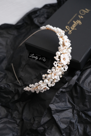 CORONITE  si TIARE - ACCESORII LOVELY 4 U, CORONITA PAR MIREASA, diadema mireasă, coroniță mireasă, accesoriu păr mireasă, coroniță handmade, bijuterii mireasă, diadema cu perle, coroniță cu cristale Swarovski, accesoriu elegant mireasă, bijuterii nuntă, coroniță finuță, diademă placată cu aur, coroniță cu flori modelate manual, accesoriu păr sofisticat, bijuterii handmade România, diadema romantică, coroniță mireasă cu perle și cristale, accesoriu regal mireasă, accesorii premium mireasă, bijuterii placate cu argint 925, coroniță personalizată, accesoriu mireasă stil boho, diademă elegantă, accesoriu păr nuntă, bijuterii de lux mireasă, coroniță mireasă vintage, coroniță mireasă minimalistă, accesoriu păr pentru evenimente speciale, accesorii mireasă handmade, accesoriu păr rafinat, coroniță mireasă florală, bijuterii sofisticate mireasă, accesoriu mireasă delicat și feminin.accesoriu auriu mireasa, accesoriu pentru par, coronita aurie, coronita mireasa, diadema mireasa, tiara cu frunze aurii, TIARA MIREASA, tiara nunta, accesorii LOVELY 4 U, Coronita de lux, mireasa 2024, coronita cu perle mireasa, coroana mireasa, coronita inalta mireasa, coronita premium, coronite de par pentru mirese,CORONITA CU FLORI MIREASA, DIADEMA MIREASA, TIARA MIREASA, ACCESORII CU FLORI MIREASĂ, SET AGRAFE MIREASA, ACCESORII DE PĂR MIREASĂ,  LOVELY 4 U , Set bijuterii mireasa, Set bijuterii mireasa perle,
