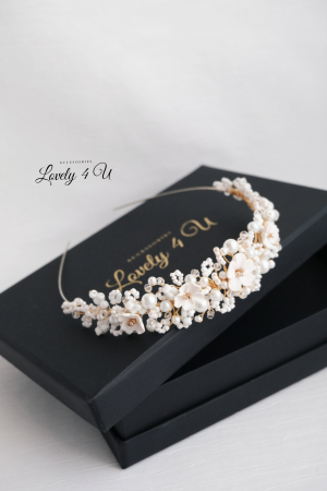 ACCESORII LOVELY 4 U, CORONITA PAR MIREASA, diadema mireasă, coroniță mireasă, accesoriu păr mireasă, coroniță handmade, bijuterii mireasă, diadema cu perle, coroniță cu cristale Swarovski, accesoriu elegant mireasă, bijuterii nuntă, coroniță finuță, diademă placată cu aur, coroniță cu flori modelate manual, accesoriu păr sofisticat, bijuterii handmade România, diadema romantică, coroniță mireasă cu perle și cristale, accesoriu regal mireasă, accesorii premium mireasă, bijuterii placate cu argint 925, coroniță personalizată, accesoriu mireasă stil boho, diademă elegantă, accesoriu păr nuntă, bijuterii de lux mireasă, coroniță mireasă vintage, coroniță mireasă minimalistă, accesoriu păr pentru evenimente speciale, accesorii mireasă handmade, accesoriu păr rafinat, coroniță mireasă florală, bijuterii sofisticate mireasă, accesoriu mireasă delicat și feminin.accesoriu auriu mireasa, accesoriu pentru par, coronita aurie, coronita mireasa, diadema mireasa, tiara cu frunze aurii, TIARA MIREASA, tiara nunta, accesorii LOVELY 4 U, Coronita de lux, mireasa 2024, coronita cu perle mireasa, coroana mireasa, coronita inalta mireasa, coronita premium, coronite de par pentru mirese,CORONITA CU FLORI MIREASA, DIADEMA MIREASA, TIARA MIREASA, ACCESORII CU FLORI MIREASĂ, SET AGRAFE MIREASA, ACCESORII DE PĂR MIREASĂ,  LOVELY 4 U , Set bijuterii mireasa, Set bijuterii mireasa perle, [10]