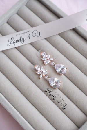Cercei ROSE GOLD, rose gold, Cercei mireasa, cercei lungi mireasa, cercei candelabru, Bijuterii mireasa, cercei zirconiu, Cercei cu pietricele, Bijuterii 2024, cercei nuntă, Bijuterii nuntă, Cercei, accesorii lovely 4 u, cercei aur gold mireasa, cercei 2024 , cercei cu pietre, cercei cubic ziconia,  cercei lungi mireasa, bijuterii argint, bijuterii mireasa, bijuterii nunta, bijuterii ziconiu, cadouri pentru ea, cercei argint, cercei cristale swarovski, cercei discreti, cercei eleganti mireasa, cercei handmade, cercei mireasa, cercei picaturi mireasa, cercei pietre swarovski, cercei stralucitori mireasa, pietre swarovski mireasa [1]