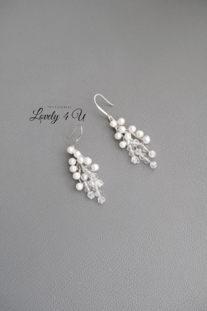 cercei mireasă, cercei lungi cu perle, cercei lungi cu cristale, cercei handmade România, cercei argint 925, cercei placat aur alb, cercei eleganți eveniment, cercei lungi mireasă, cercei cununie civilă, cercei nuntă handmade, cercei cu perle și cristale, cercei mireasă albi, cercei damă eleganți, cercei bridal handmade, bijuterii mireasă România, cercei lungi rafinați, cercei Lovely 4 U, cercei cu torțițe argint, cercei lungi eleganți, [2]
