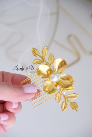 AGRAFA PAR MIREASA, ACCESORIUL LATERAL MIREASA, ACCESORII LOVELY 4 U, AGRAFA FRUNZE AURII, PERLE SWAROVSKI, FRUNZE METALICE AURII, FIR PLACAT CU AUR, PIEPTAN MIREASA, DIADEMA MIREASA, ACCESORIU PAR MIREASA, ACCESORII DE PAR MIRESE, ACCESORII NUNTA, ACCESORII CU PERLE, DIADEMA CU PERLE, PIEPTAN VOAL MIREASA, BIJUTERII PAR MIREASA, CORONITA, AGRAFA COC SWAROVSKI [1]