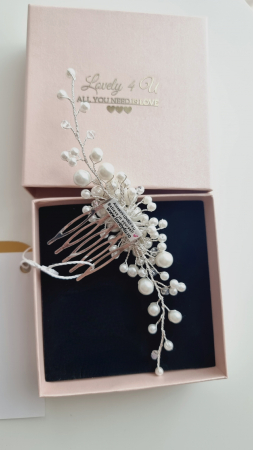 PIEPTAN MIREASA cu perle albe, DIADEMA MIREASA CU PERLE, ACCESORIU PAR MIREASA CU PERLE, ACCESORII DE PAR MIRESE, ACCESORII NUNTA, ACCESORII CU PERLE, DIADEMA CU PERLE, PIEPTAN VOAL MIREASA, BIJUTERII PAR MIREASA, CORONITA, TIARA, AGRAFA COC MIREASA. ACCESORIU MIC MIREASA, ACCESORIU VOAL MIREASA [12]