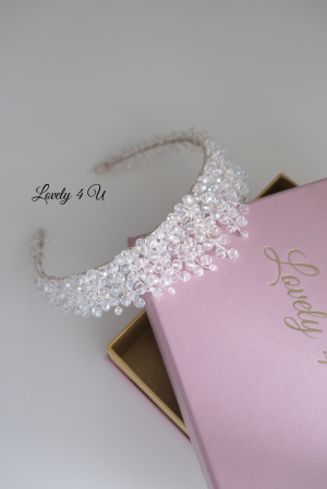 CORONITA MIREASA, DIADEMA MIREASA, COAFURI MIREASA, IDEI nunta, Coronița JASMIN - Accesoriu Elegant Handmade pentru Mirese Coronița JASMIN - Strălucire și Rafinament cu Cristale și Argint 925 JASMIN - Coroniță Handmade pentru Coafuri de Mireasă Coronița de Mireasă JASMIN - Detalii Fine și Cristale Strălucitoare JASMIN - Diademă Handmade, Placată cu Argint 925, pentru Mirese Accesoriu Mireasă JASMIN - Coroniță Handmade cu Cristale Premium Coronița JASMIN - Eleganță și Strălucire pentru Ziua Nunții  BIJUTERII MIREASA, TIARA MIREASA, ACCESORII LOVELY 4 U, BIJUTERII 2023, CORONITE MIRESE, DIADEME MIRESE, [4]