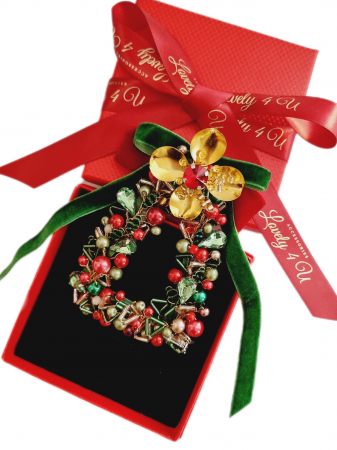 IDEI CADOURI DE CRACIUN - SET ACCESORII , BIJUTERII, BROSE PENTRU CRACIUN - Karinna - Broșă bradut magic Happy Christmas , Broșă festiva in tonuri de auriu și roșu
