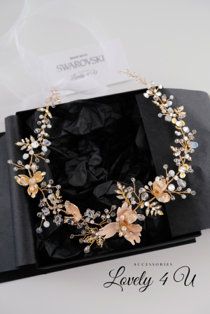Diadema mireasa, Coroniță mireasa aurie, Accesorii Lovely 4 U, Diadema KARINA Princess – Accesoriu Handmade Elegant pentru Mirese, Diadema KARINA Princess – Strălucire Aurie cu Cristale Swarovski, Diadema KARINA Princess – Design Romantic și Sofisticat, Diadema KARINA Princess – Accesoriu de Lux Placat cu Aur 18K, Diadema KARINA Princess – Perfectă pentru Cocuri și Coafuri Împletite, Diadema KARINA Princess – Accesoriu Versatil pentru Mirese, Diadema KARINA Princess – Strălucire și Eleganță pentru Evenimente Speciale, Accesorii nuntă, Accesorii de lux nuntă, Bijuterii păr mireasă Accesoriu lung mireasa,  Diadema mireasa cu pietricele, Diadema, Bentiță mireasa cu Swarovski, Bentiță aurie, Bentițe mireasă [1]