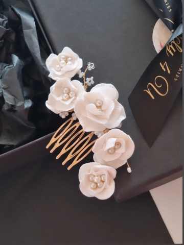 agrafa par mireasa cu perle, agrafa par mireasa cu flori, pin coc mireasa, set agrafe pentru mirese, ormamente per mireasa, perle, accesorii de par handmade, accesorii lovely 4 u ,  diadema mireasa cu flori, pieptan mic mireasa cu flori, pieptan cu bujori, pieptan voal mireasa, accesorii lovely 4 u, diadema si cercei mireasa, set accesorii mireasa, set diadema si cercei mireasa, set diadema bratara si cercei mireasa, accesorii de par mireasa, ornament par mireasa, decoratiuni de par pentru mirese, [8]