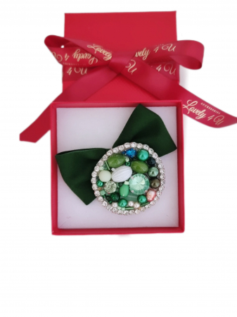 brosa de iarna cu pietre colorate, brose colorate, brose craciun, brose cu pietre naturale, brose handmade, brose handmade colorate de craciun, brose pietre semipretioase, glob de craciun, catifea neagra, perle, accesorii lovely 4 u cadouri copii craciun, cadouri craciun, cadouri de cra [3]