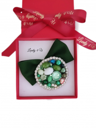 brosa de iarna cu pietre colorate, brose colorate, brose craciun, brose cu pietre naturale, brose handmade, brose handmade colorate de craciun, brose pietre semipretioase, glob de craciun, catifea neagra, perle, accesorii lovely 4 u cadouri copii craciun, cadouri craciun, cadouri de cra [1]