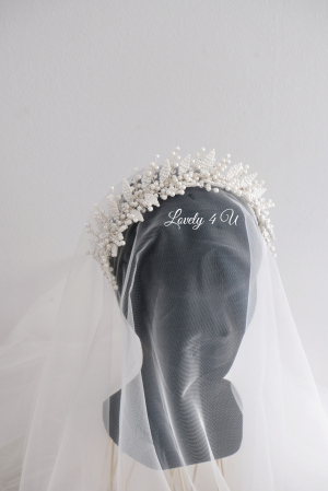 accesorii handmade, accesorii nunta, accesorii par mireasa, accesoriu par cu frunzulite, accesoriu par desfacut mireasa, aranjamente par, bijuterii mireasa, bijuterii par, bridal hairstyles, coafuri mirese, coronita mireasa, coronita printesa, de pus in par, decoratiuni par mireasa, diademe mireasa, tiara mireasa Descriere Informații suplimentare Recenzii (0) [10]