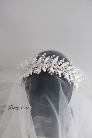 accesorii handmade, accesorii nunta, accesorii par mireasa, accesoriu par cu frunzulite, accesoriu par desfacut mireasa, aranjamente par, bijuterii mireasa, bijuterii par, bridal hairstyles, coafuri mirese, coronita mireasa, coronita printesa, de pus in par, decoratiuni par mireasa, diademe mireasa, tiara mireasa Descriere Informații suplimentare Recenzii (0) [7]