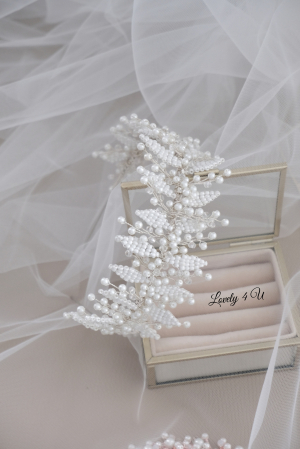 accesorii handmade, accesorii nunta, accesorii par mireasa, accesoriu par cu frunzulite, accesoriu par desfacut mireasa, aranjamente par, bijuterii mireasa, bijuterii par, bridal hairstyles, coafuri mirese, coronita mireasa, coronita printesa, de pus in par, decoratiuni par mireasa, diademe mireasa, tiara mireasa Descriere Informații suplimentare Recenzii (0) [1]