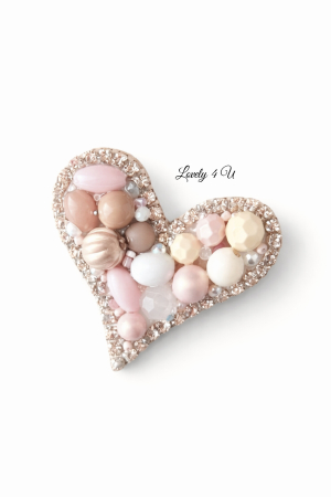 MARTIE - Mărțișor pentru o zi, eleganță pentru tot anul - Macaron Love Heart – Broșă Handmade Inimă cu Perle Pastel și Mesaj Motivațional | LOVELY 4 U