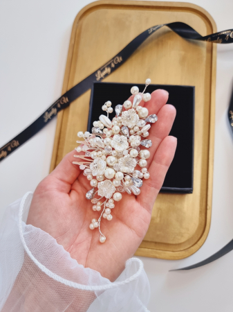PIEPTAN MIREASA, DIADEMA MIREASA, ACCESORIU PAR MIREASA, ACCESORII DE PAR MIRESE, ACCESORII NUNTA, ACCESORII CU PERLE, DIADEMA CU PERLE, PIEPTAN VOAL MIREASA, BIJUTERII PAR MIREASA, CORONITA, TIARA, diadema cu flori, diadema argint, agrafe coc, Diadema coc mireasa, Set bijuterii mireasa [10]
