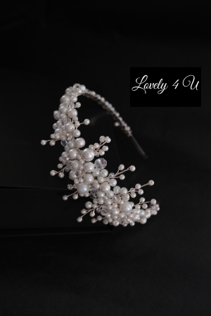 coroniță mireasă, diademă mireasă, accesoriu păr mireasă, coroniță handmade, coroniță cu perle, diademă elegantă, bijuterii mireasă, accesorii păr nuntă, coroniță placată cu argint, diademă cu cristale, accesorii elegante mireasă, coroniță delicată, diademă premium, accesoriu păr sofisticat, coroniță romantică, bijuterii handmade, accesoriu păr de lux, coroniță deosebită, accesorii păr mireasă elegante, diademă strălucitoare, coroniță rafinată, accesoriu păr personalizat, coroniță pentru bucle lejere, diademă pentru coc, accesorii Lovely 4 U, bijuterii nuntă, coroniță pentru coafuri deosebite, coroniță cu pietricele, diademă mireasă handmade, accesorii de păr rafinate, coroniță pentru coafuri romantice, bijuterii placate cu argint, diademă personalizabilă, accesoriu mireasă premium, coroniță pentru coafuri elegante, bijuterii fine mireasă. [6]