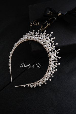 ACCESORII / PRODUSE - accesorii handmade, accesorii nunta, accesorii par mireasa, accesoriu auriu mireasa, accesoriu pentru par, coronita aurie, coronita mireasa, diadema mireasa, tiara cu frunze aurii, TIARA MIREASA, tiara nunta, accesorii LOVELY 4 U, Coronita de lux, mireasa 2024, coronita cu perle mireasa, coroana mireasa, coronita inalta mireasa, coronita premium, coronite de par pentru mirese, accesoriu par desfacut mireasa, aranjamente par, bijuterii mireasa, bijuterii par, bridal hairstyles, coafuri mirese, coronita mireasa, coronita printesa, de pus in par, decoratiuni par mireasa, diademe mireasa, tiara mireasa