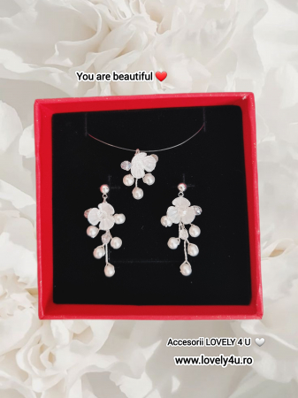 COLIERE - Set bijuterii colier și cercei NARINA - Bijuterii handmade mireasă/ nașa, set cu perle și flori, cristale - colier invizibil cu pandantiv și cercei argint